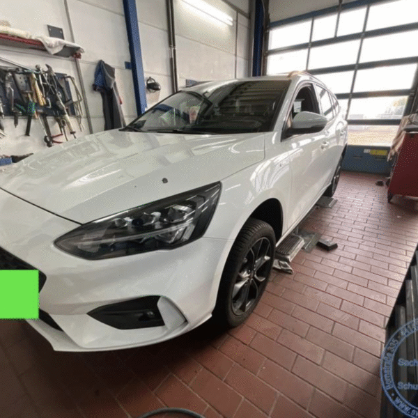 Ford Focus Focus Turnier ST-Line X 134kW Automatik Benzin Stoßfänger hinten rechts und links ist stark verformt. Die Seitenwände hinten rechts und links sind stark eingedellt, geknickt und gestaucht