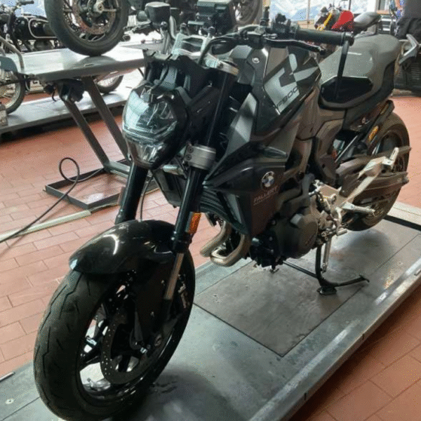 BMW BMW F 900 R 35kW Benzin unfall
